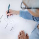 핸드폰으로 치매예방 이미지