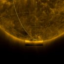 솔라 오비터(Solar Orbiter)가 사상 최초로 태양의 남극을 관측하고 지저분한 자기장을 드러냅니다. 이미지