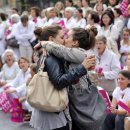 [프랑스] 동성애 반대 시위자들 앞에서 키스하는 레즈비언 커플 10.23 이미지