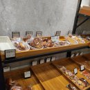 재송역 앞 | 부산 재송동카페 | 재송베이커리 “베이크104” | 달콤한 소금식빵 후기