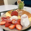 폭신 | 봉천동 카페 데일리오아시스 샤로수길점 딸기 신메뉴 폭신한 수플레 후기