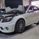 벤츠 W204 C63AMG 냉각수 경고 등 발생과 냉각수 유출로 인해 라디에이터 교환과 라디에이터 호스 교환과 부동액 교환하였습니다. 이미지