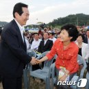 박근혜, '나만 악수'8일 제13회 한국농업경영인대회 개막식에서 (남한강변 이포보 일대)민주통합당 정세균 손학규 김두관후보와 악수 참 보기 좋으네요 이미지