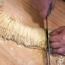 멸치가 살아있는 국수 이미지