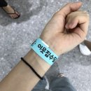 낡은 빈티지 청바지 입은 진지한 청춘이야