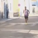 결승선 앞에서 멈췄다가 통과하는 하프 마라톤선수 이미지