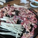 뒷뚱 | "감골오리"에서 부추에 오리고기 구어 마소스에 찍어 먹다.