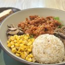 교대역 13번출구 쪽 횡단보도 | [서초] 맛집 리브팜, 교대역 샐러드 고추장제육웜볼 직장인 점심 솔직후기