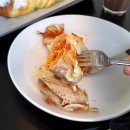 좌운리 저수지안쪽 간이화장실 | 파주 모쿠슈라 카페: 메뉴·아기의자·브런치·베이커리 대형카페 후기