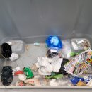 어느 동 앞 일반쓰레기 수거함 속 쓰레기잔재물 이미지
