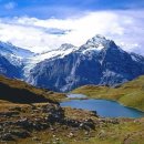 산 위에 호수 이미지