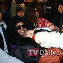 [TD포토] 짝퉁 UV와 싸우는 진짜 UV 유세윤 '비켜!' 이미지