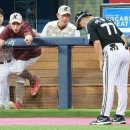 [KBO] 아버지뻘 되는 타팀 코치에게 손가락질 하고 반말하는 선수 이미지