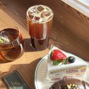 방배로28길 40 (1) | 압구정 카페 파티클리에 베이커리 추천｜두바이 소금빵 딸기 프리지에 케이크 후기