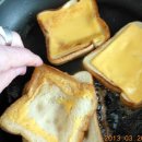 오늘 점심은 grilled cheese sandwich 이미지