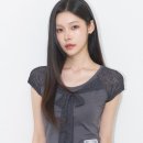(주)레이거프로퍼티 - 11033 | 레이스 리본 티셔츠 한 장이 30대 오피스룩을 살린 장면