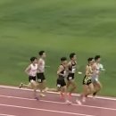 육상선수들에게 화가 난 해설자 이미지