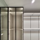 이안 해운대 | [WORKS] 부산 이안해운대 벽판넬 드레스룸 | 화이트 톤이 돋보이는 샌드그레이 벽판넬 드레스룸 시공 후기!