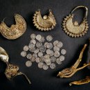 네덜란드의 역사학자가 보물탐사 금속 탐지기를 이용해 중세시대 보물을 찾아냅니다 이미지
