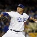 Dodgers' Ryu prevails over Pirates' Kang in all-Korean pitcher-batter duel 이미지