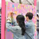 친구와 돌담길 이미지