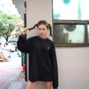 여자 대학생 코디 디스모멘트 롱맨투맨
