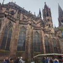 독일 프라이부르크 대성당의 파이프오르간과 주변의 전통재래시장 이미지