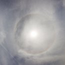[포토뉴스] 괴산군 불정면 신흥저수지 하늘에 나타난 해무리·구름 무지개 이미지