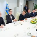 이 대통령, 5대그룹 총수와 첫 간담회... &#34;경제 핵심은 기업 규제 과감히 정리&#34; 이미지