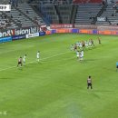 [경남 vs 대구] 최정원 먼거리 프리킥 쳐내는 한태희 ㄷㄷㄷ.gif 이미지