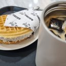생크림 가득한 맛있는 와플먹고 싶을 땐! - 카페인중독