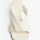 손끝으로 느끼는 손맵씨 | 보테가 베네타 리바 뮬로 완성하는 올여름 '콰이어트 럭셔리' 샌들 구매 후기