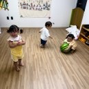 튼튼반 8월 1주 놀이이야기-2 (비치볼 놀이-대체활동 / 볼풀공과 함께 하는 실외 물놀이 / 종이 쇼핑백놀이) 이미지