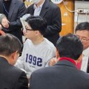 부산서 코트 벗은 한동훈 티셔츠에 ‘1992’... 숨은 의미는? 이미지