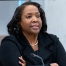 미 연준 리사 쿡, 헤지펀드 ‘베이시스 트레이드’ 국채시장 위험 경고 ＜ 국제경제 ＜ 경제 이미지