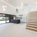 숲속의 하얀집 이미지