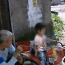 장난감 오토바이 몰고 도로나온 3살 아기의 위험 천만한 상황 이미지