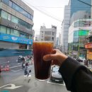 홍대입구역 8번 출구 앞 | [홍대 카페 추천] 커피빈 홍대역점 메뉴 총정리 &amp; 코케허니 커피 후기 (4/1 만우절 반값 이벤트!)