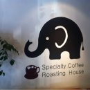 커피 마시는 코끼리 이미지