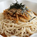 “10분 만에 완성되는데…” 감칠맛 폭발하는 묵은지 간장 국수 레시피 이미지