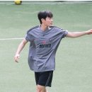 이정도면 축협이나 리그연맹에서 자리 하나 줘야하는거 아닌가 싶은 테이핑하고 공차는 축구가수 이미지