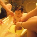 신생아 목욕시키기 이미지