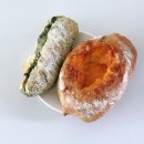 더맛나 - 서구 청라에메랄드로 99 | 맛나제과 시금치 치아바타, 치즈 인 더 바게트 후기: 매력적인 맛!!