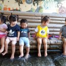 냇가에앉아서 이미지