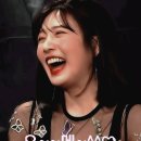 저기 침대위 사진 누구... 이미지