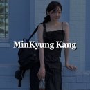 강민경 패션 리뷰 : 슬리브리스&amp;스커트 셋업, 스크런치, 백팩&amp;파우치｜아비에무아 2025SS 신상 정보