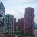 동대구역 입구의 꽃탑 이미지