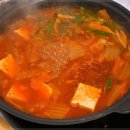엄마의 김치찌개 밥상 이미지