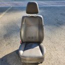 코란도투리스모 운전석 순정 가죽시트 전동 열선 사이드에어벡타입 중고 회색 색상 이미지