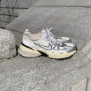 디자인런 | 나이키 V2K 런 운동화 후기 사이즈 추천 팁 FD0736-100 가볍고 편안한 착화감
